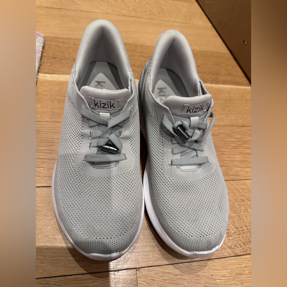 KIZIK ATHENS SIZE 9 W HANDS FREE GREY SNEAKERS